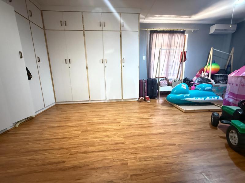 4 Bedroom Property for Sale in Bergzicht Western Cape